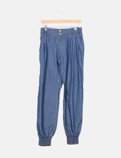 Blue baggy jeans traffic light