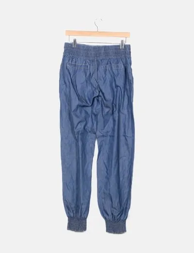 Blue baggy jeans traffic light