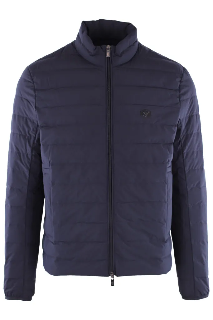 Chaqueta azul oscuro con logo de la marca