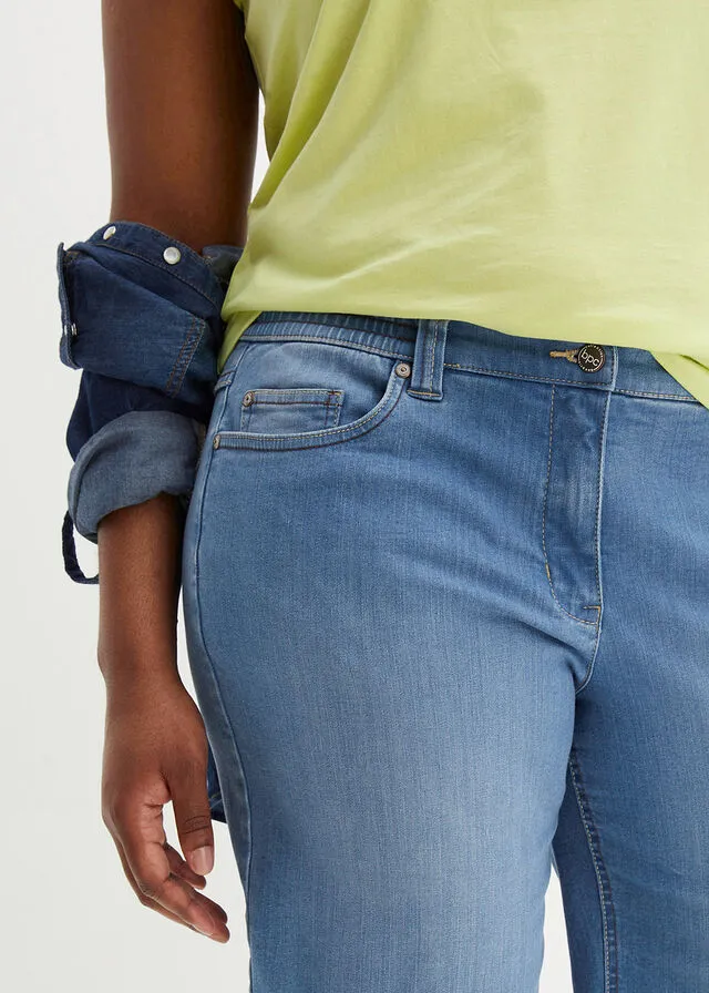 Elastic light denim shorts with comfortable waist.