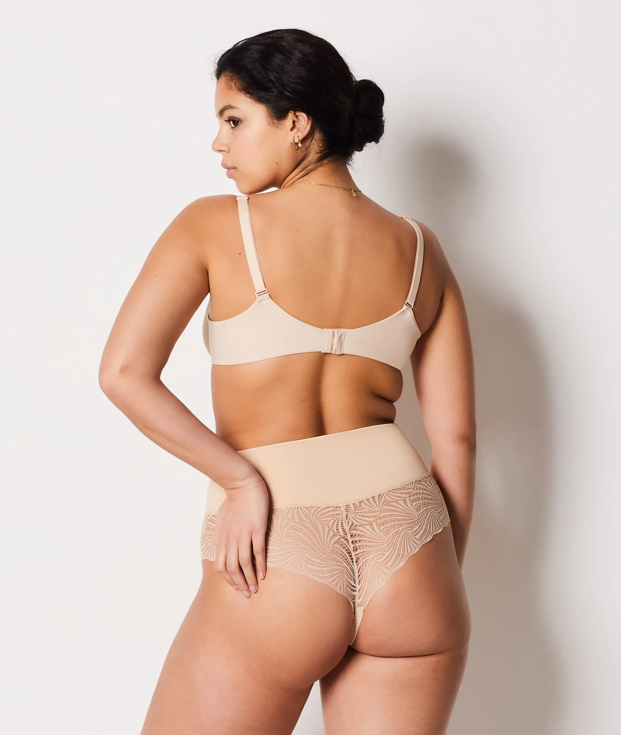 HIGHWAISTED SHAPING THONG MADE OF BEIGE MICROFIBER  ETAM