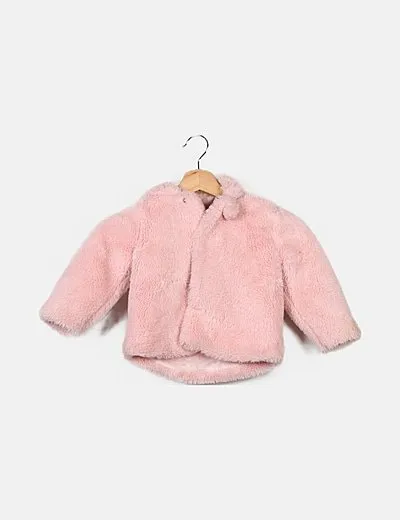 In Extensive Pink Fur Coat with Hood Detail