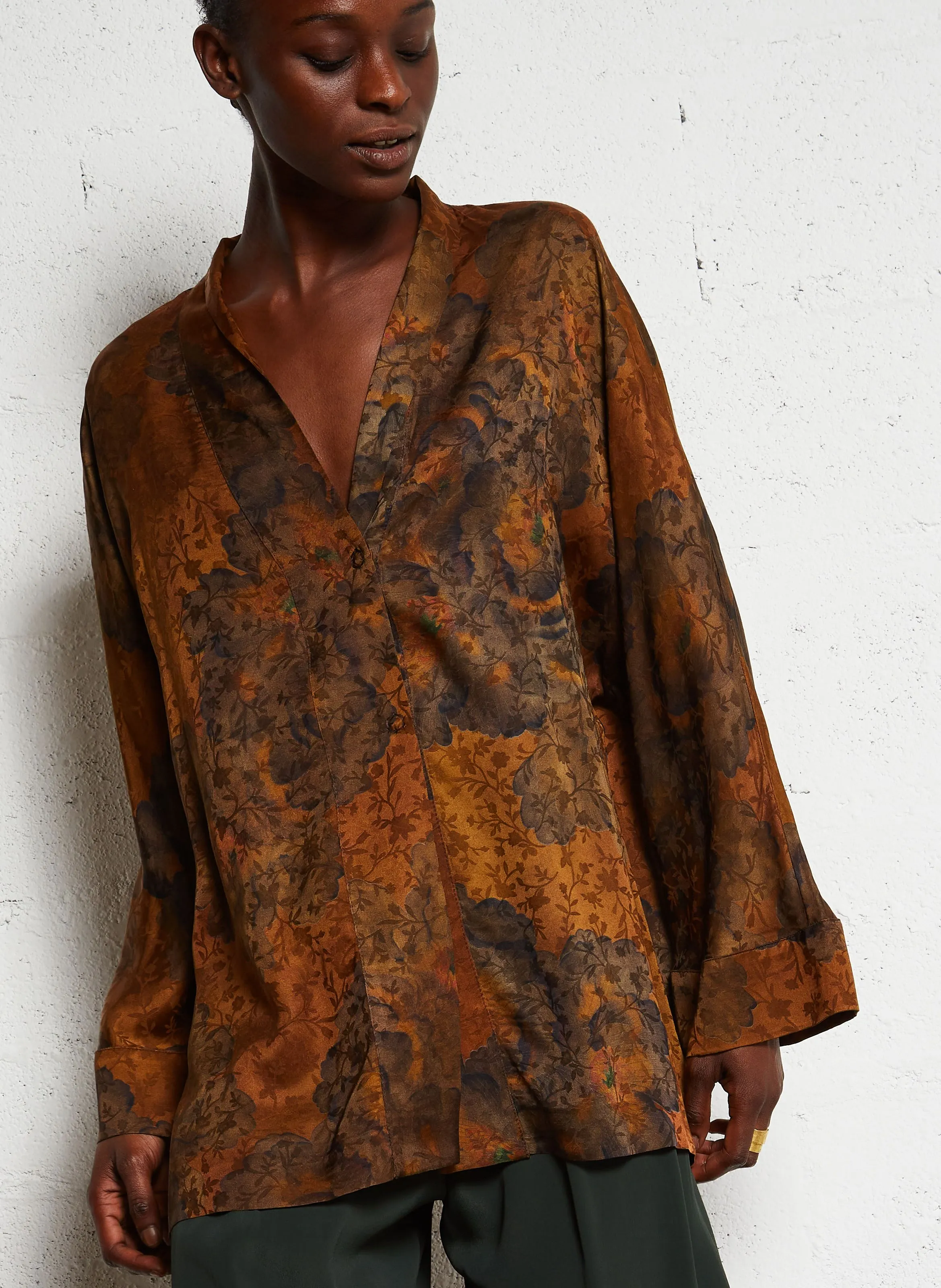 ISHIKO  CHAQUETA KIMONO AMPLIA ESTAMPADA SATINADA EN MARRON
