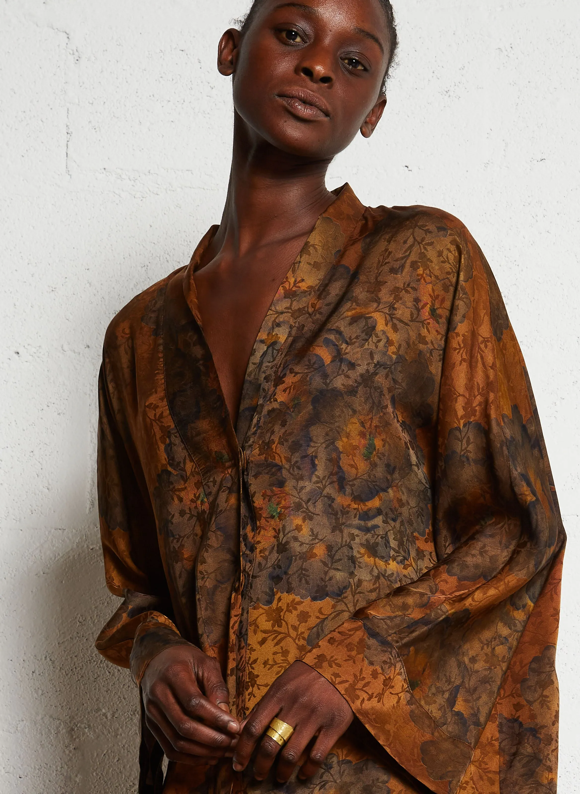 ISHIKO  CHAQUETA KIMONO AMPLIA ESTAMPADA SATINADA EN MARRON