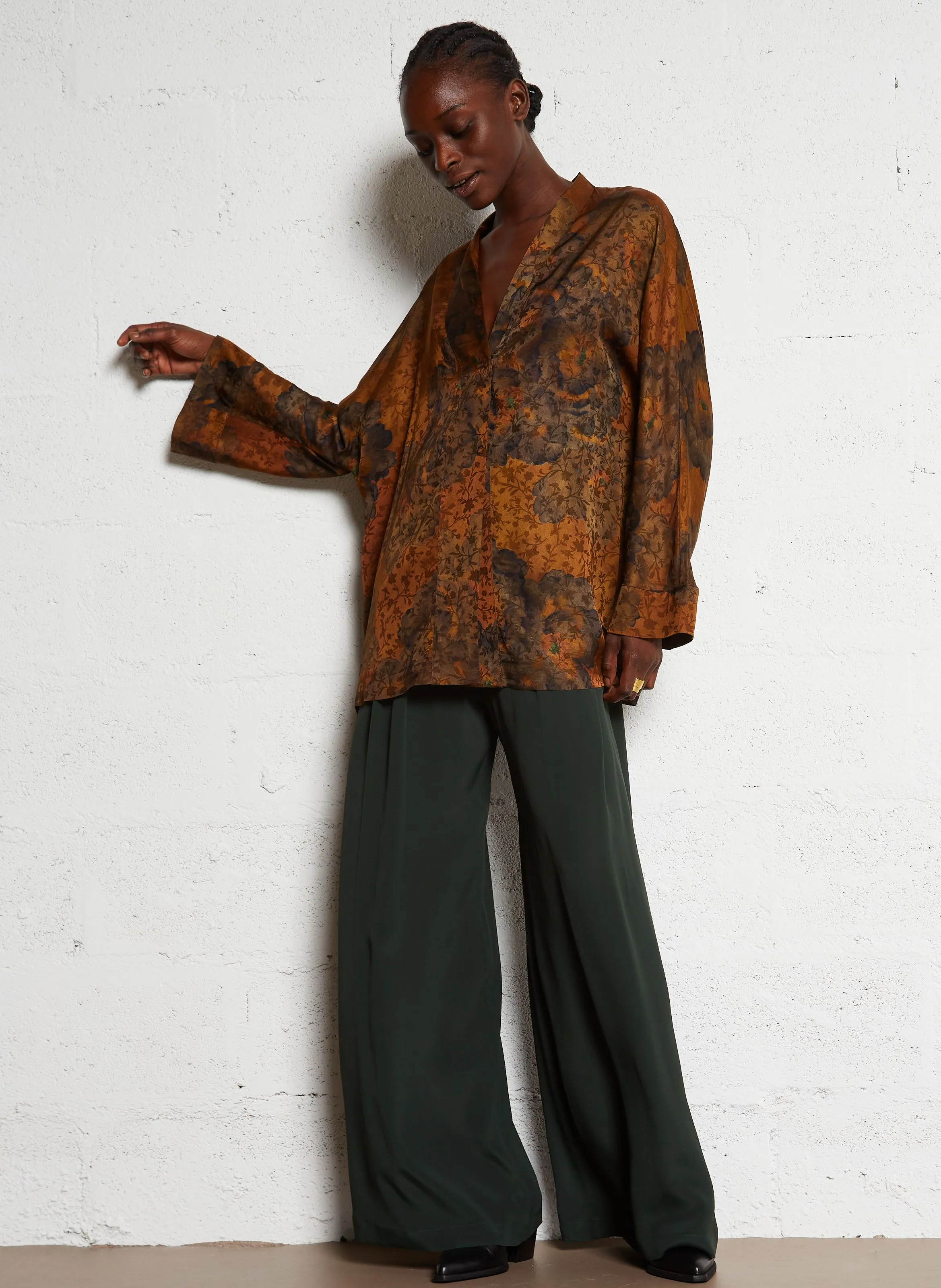 ISHIKO  CHAQUETA KIMONO AMPLIA ESTAMPADA SATINADA EN MARRON