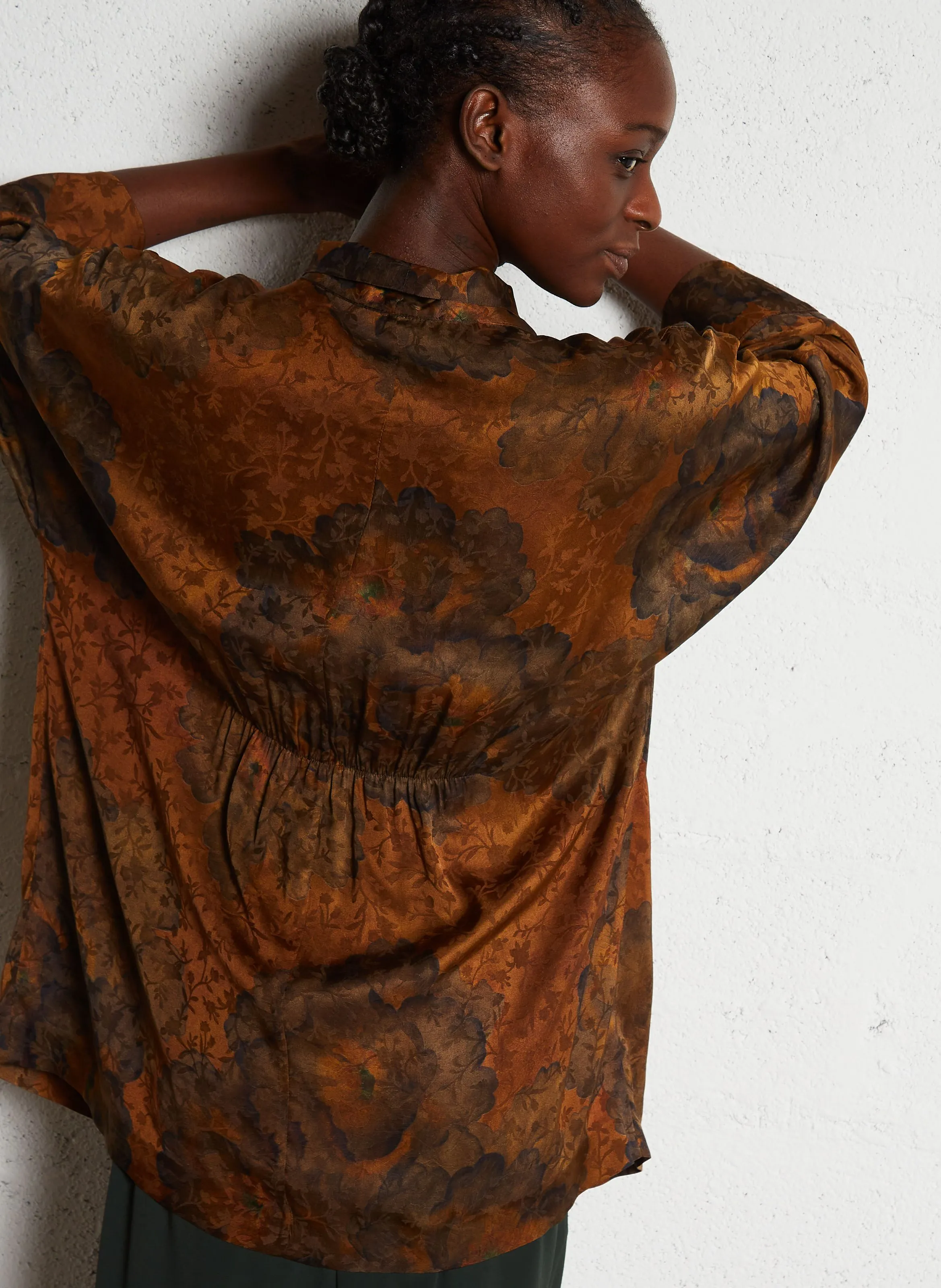 ISHIKO  CHAQUETA KIMONO AMPLIA ESTAMPADA SATINADA EN MARRON