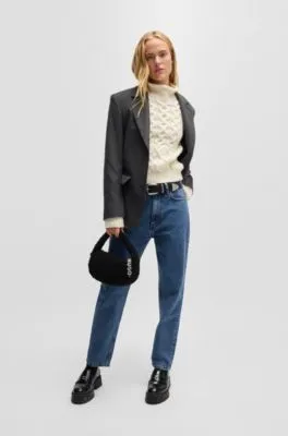 Jeans estilo mom relaxed fit en denim elástico azul muy cómodo