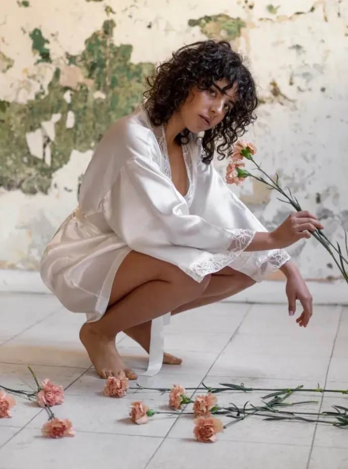 Kimono in white satin silk with embroidered chantilly lace