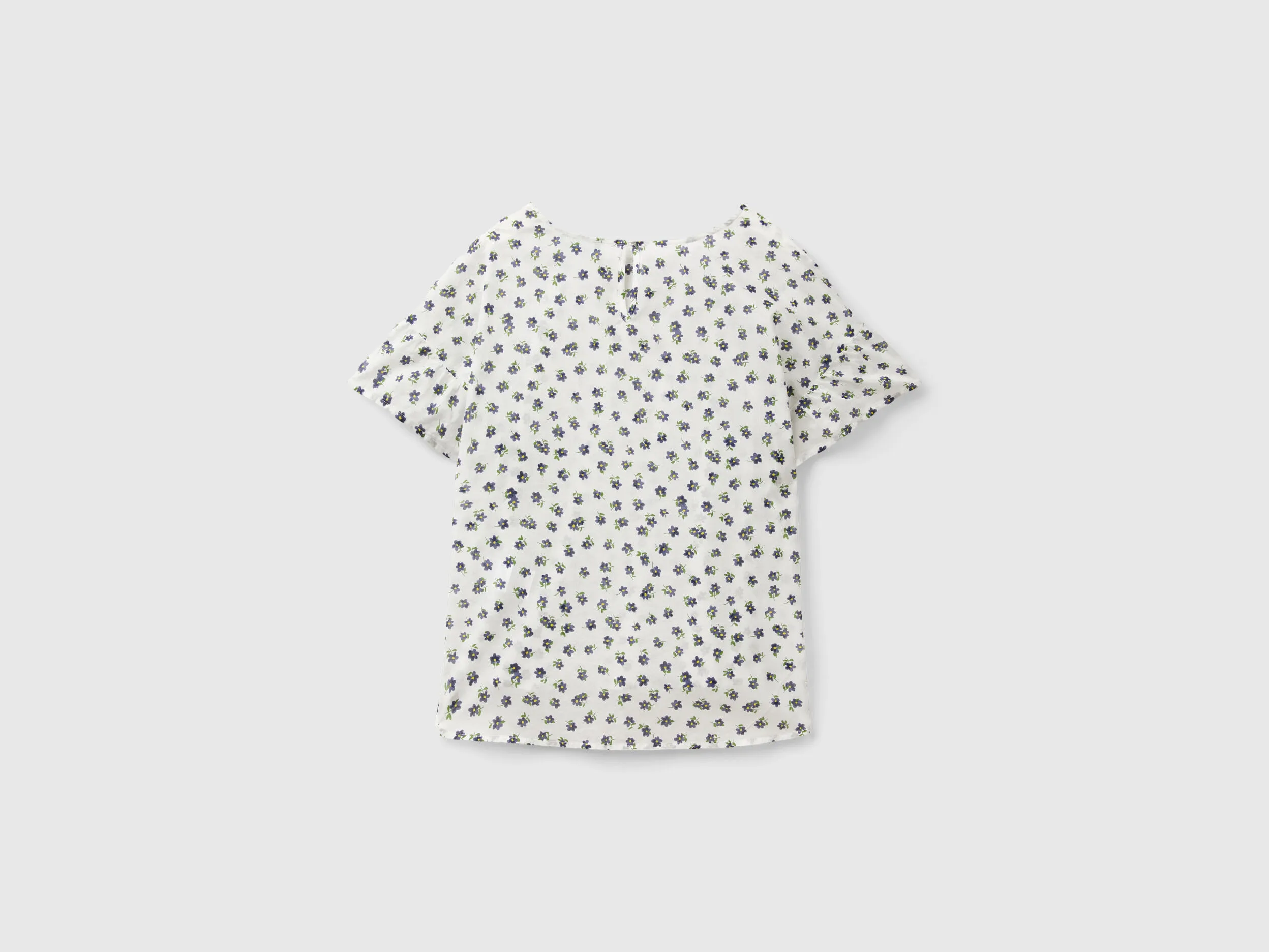 Lightweight cotton print blouse.