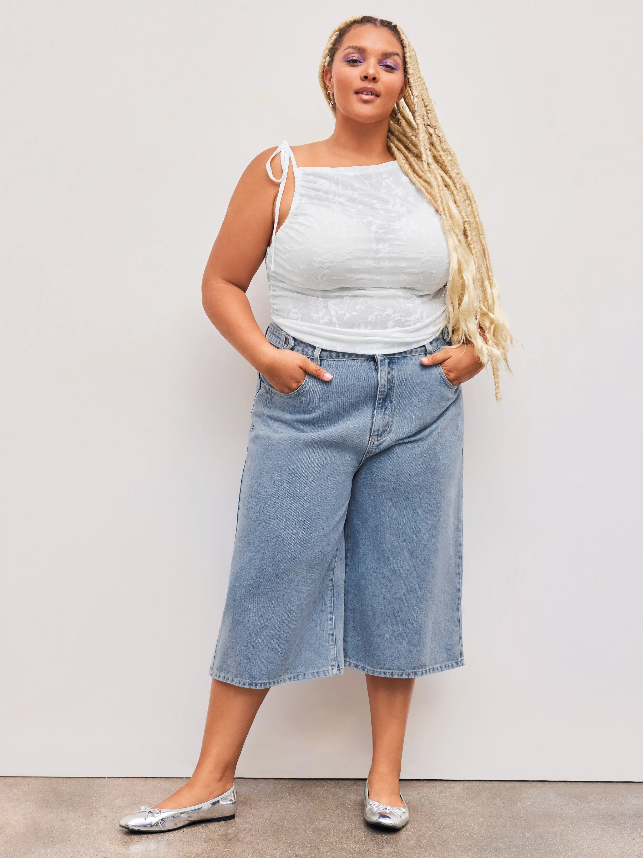 MIDRISE SOLID COLOR CURVY BERMUDA SHORTS WITH POCKETS.