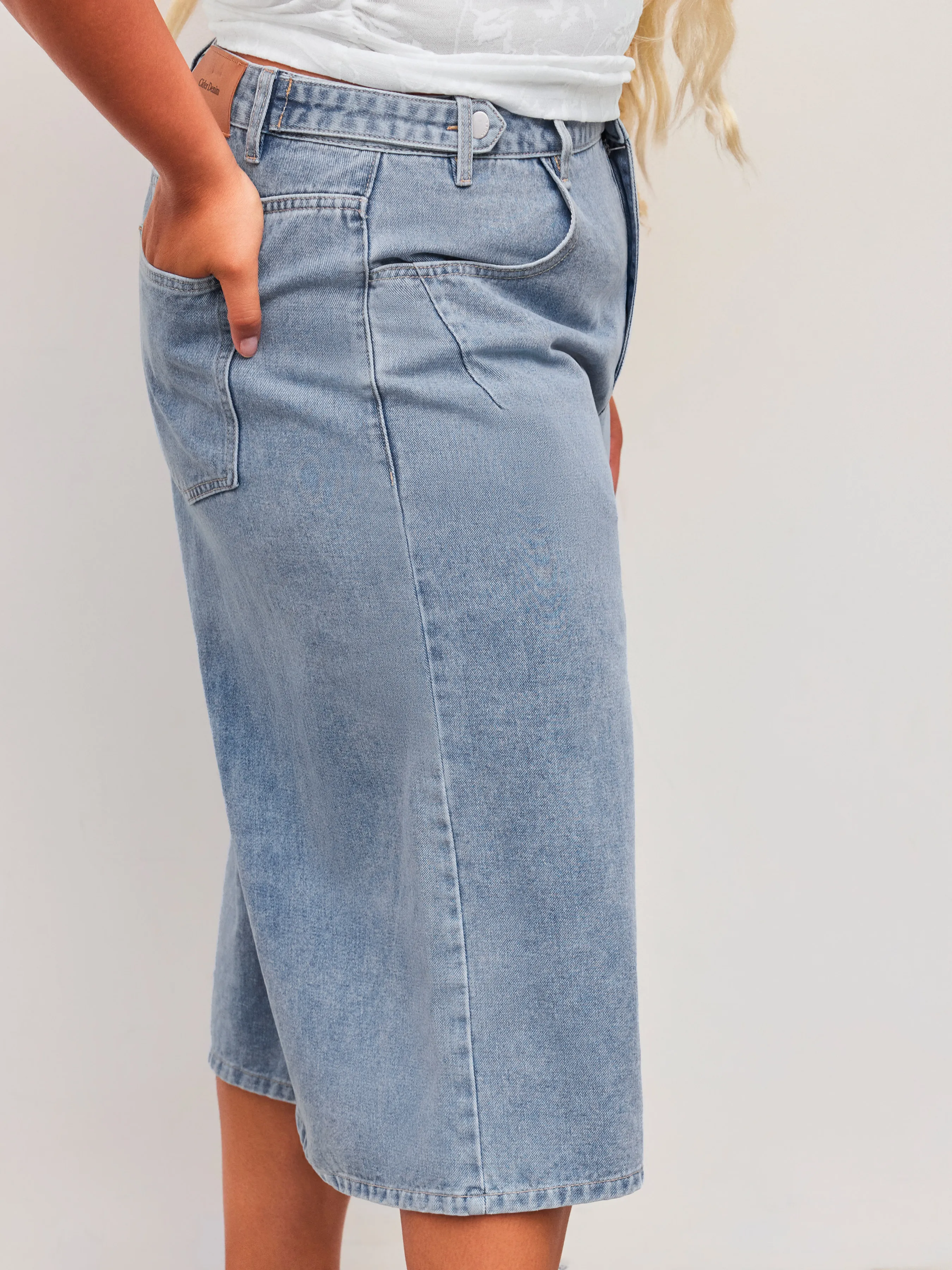 MIDRISE SOLID COLOR CURVY BERMUDA SHORTS WITH POCKETS.