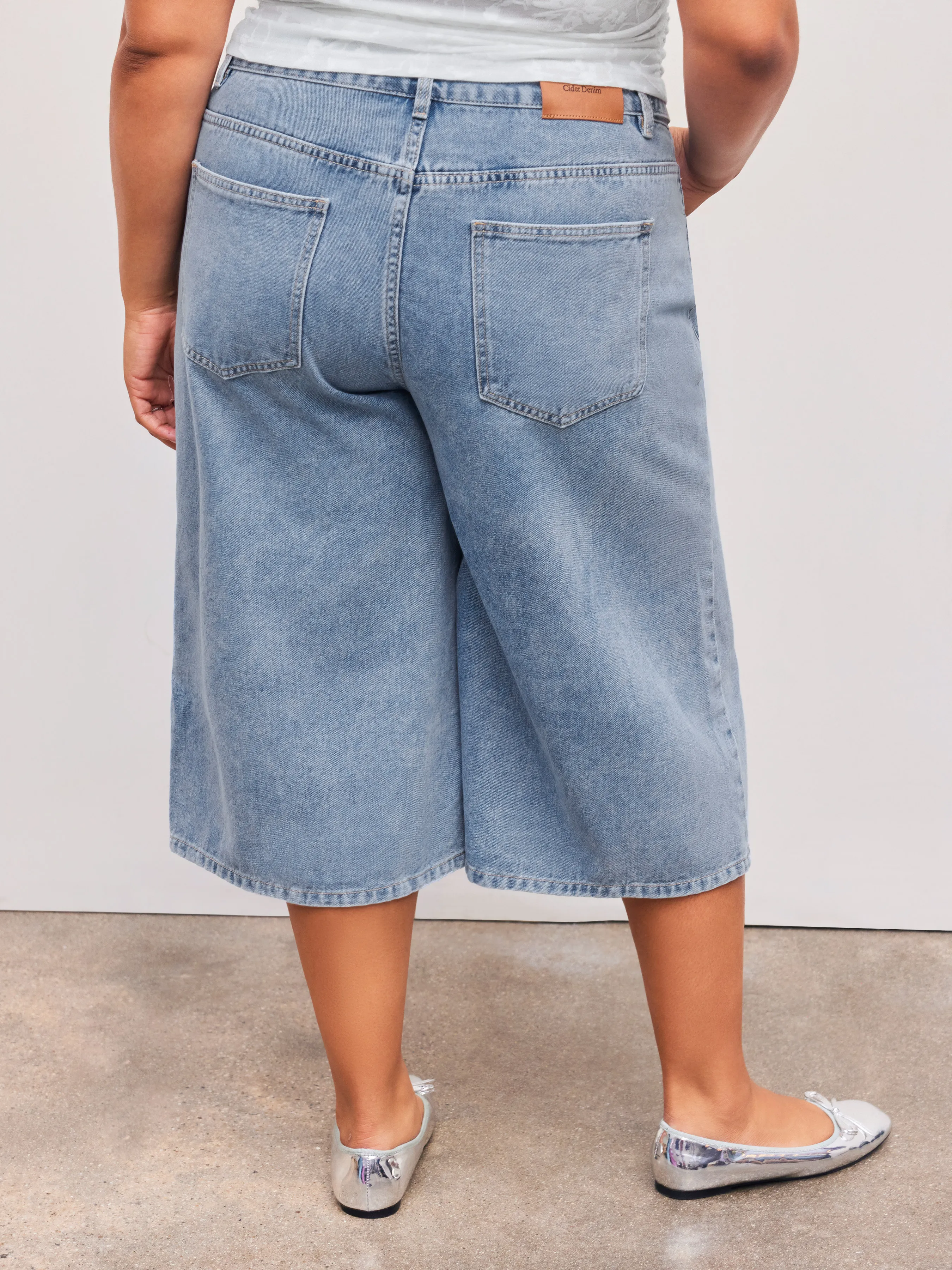 MIDRISE SOLID COLOR CURVY BERMUDA SHORTS WITH POCKETS.