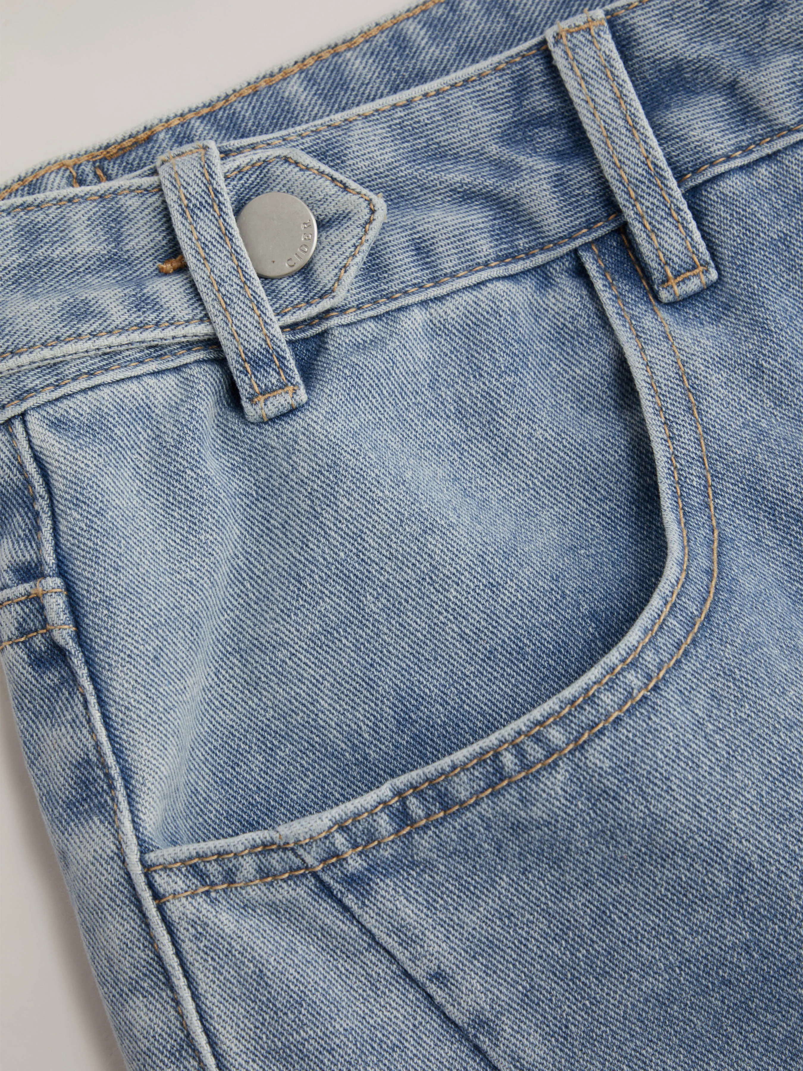 MIDRISE SOLID COLOR CURVY BERMUDA SHORTS WITH POCKETS.