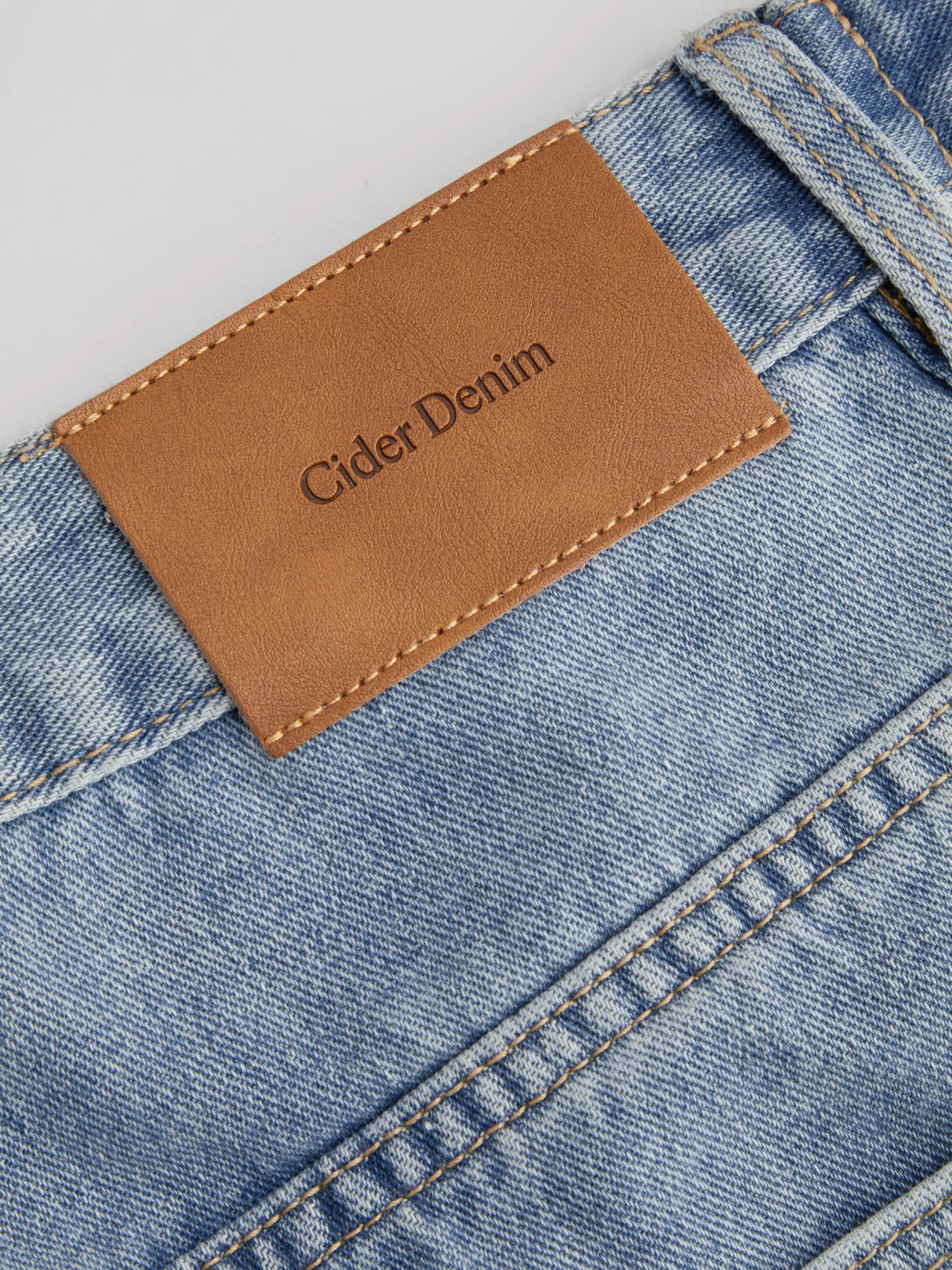 MIDRISE SOLID COLOR CURVY BERMUDA SHORTS WITH POCKETS.