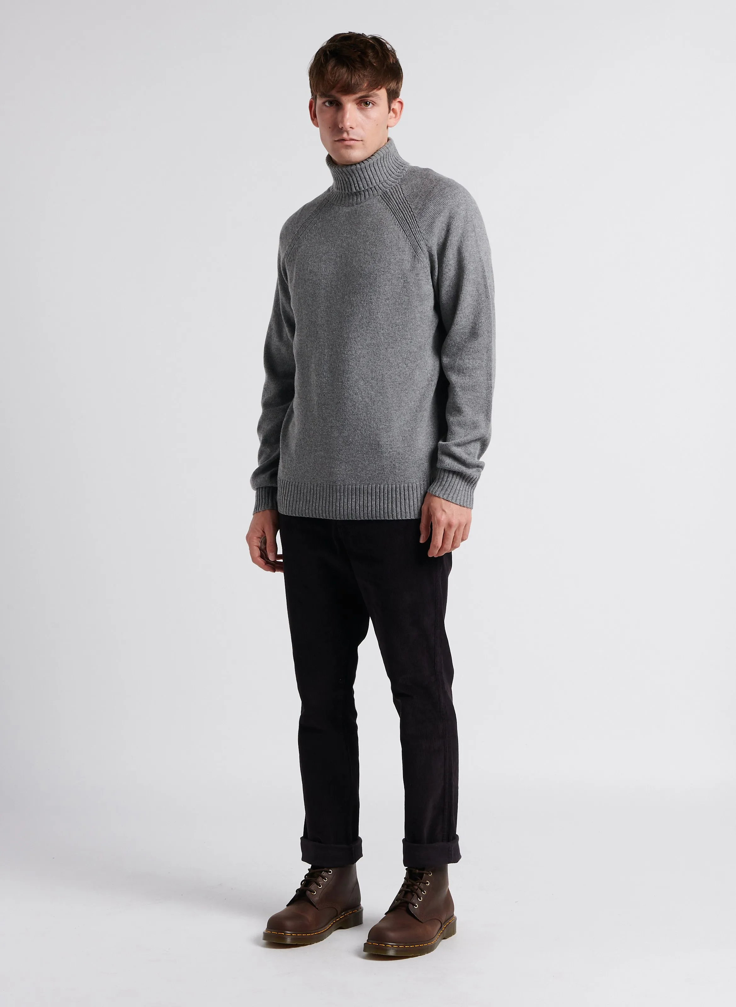Pantalón chino slim fit de pana de algodón en negro