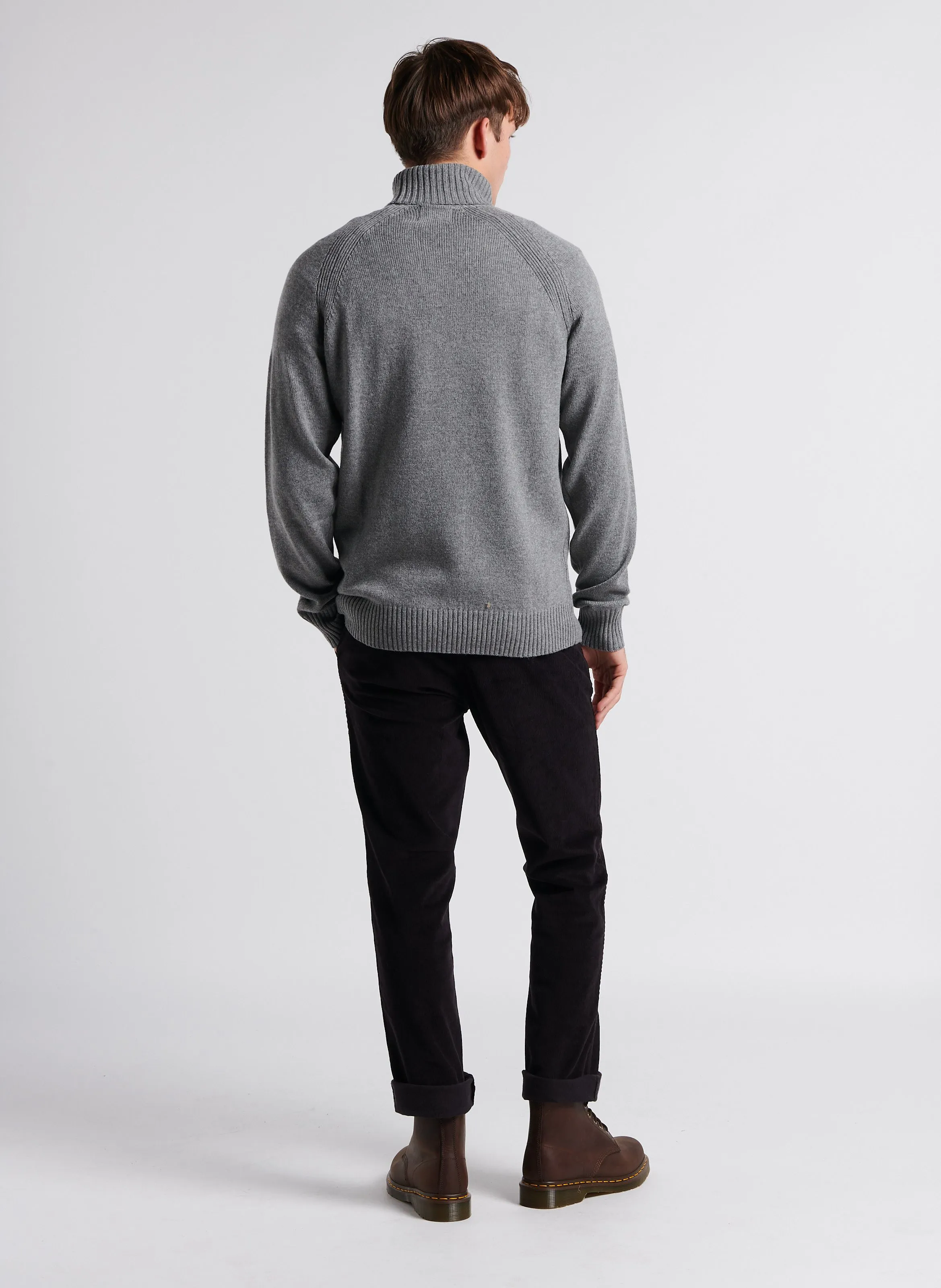 Pantalón chino slim fit de pana de algodón en negro