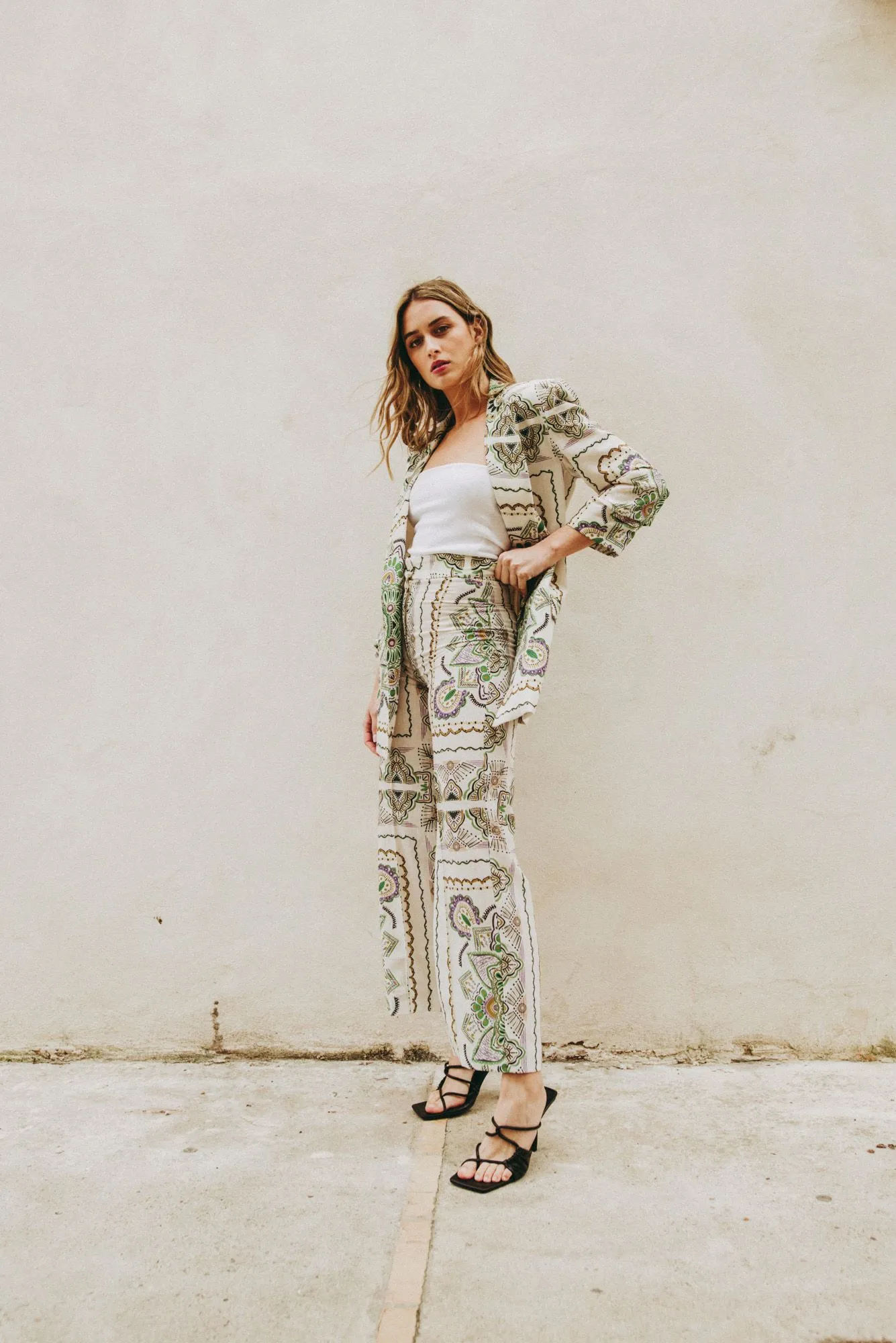 Pantalón estampado mujer color crudo ajustado y acampanado