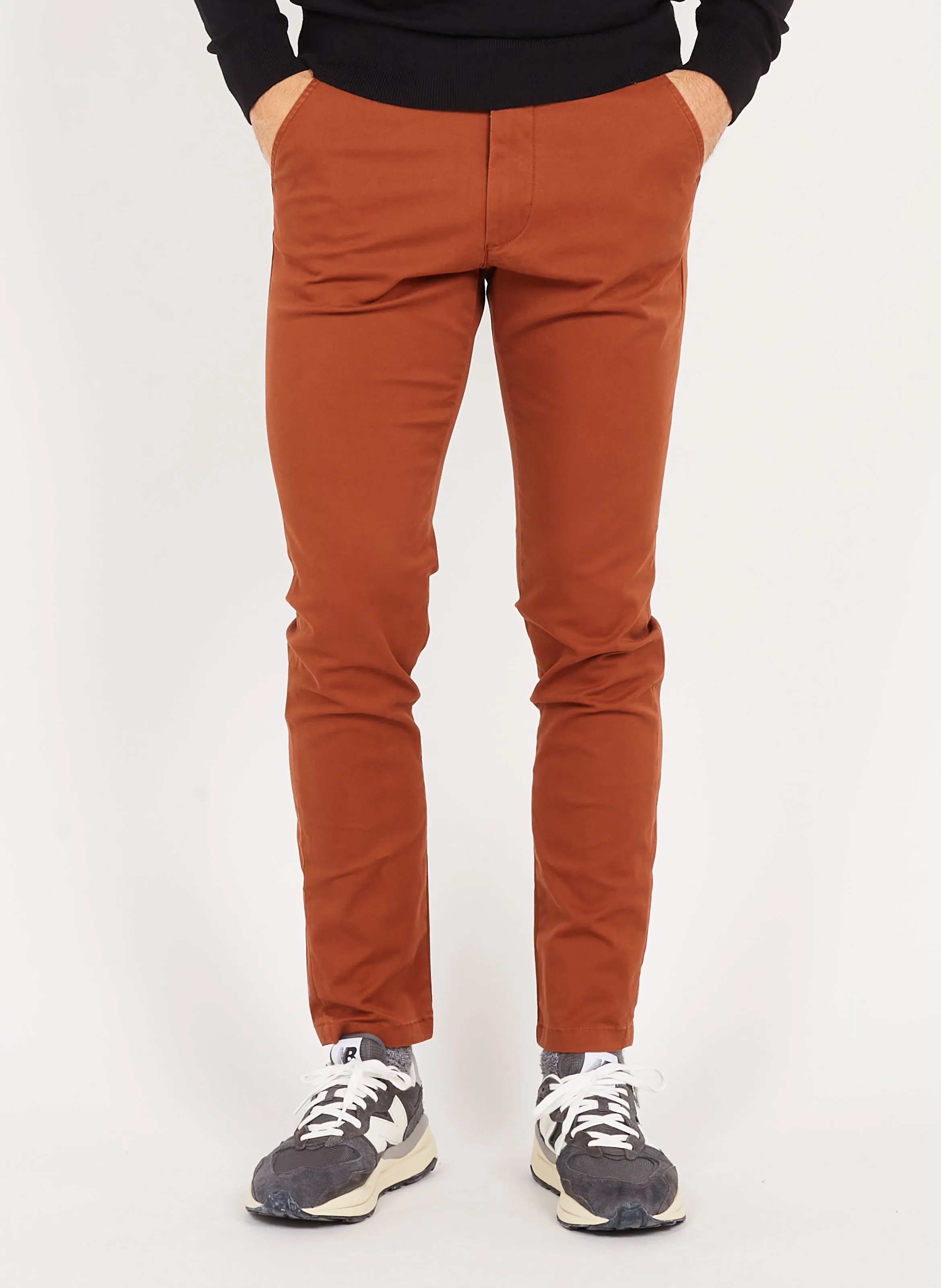 Pantalón slim de algodón orgánico en marron