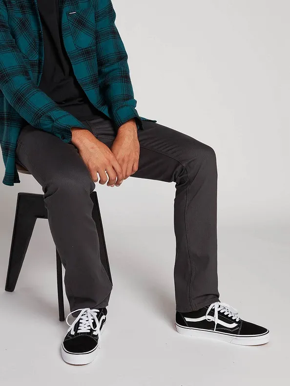 Pantalón VOLCOM Vaqueros corte slim para Hombre VORTA 5 POCKET SLUB TROUSERS – ASPHALT BLACK Ref. A1131701 gris oscuro