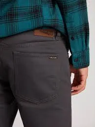 Pantalón VOLCOM Vaqueros corte slim para Hombre VORTA 5 POCKET SLUB TROUSERS – ASPHALT BLACK Ref. A1131701 gris oscuro