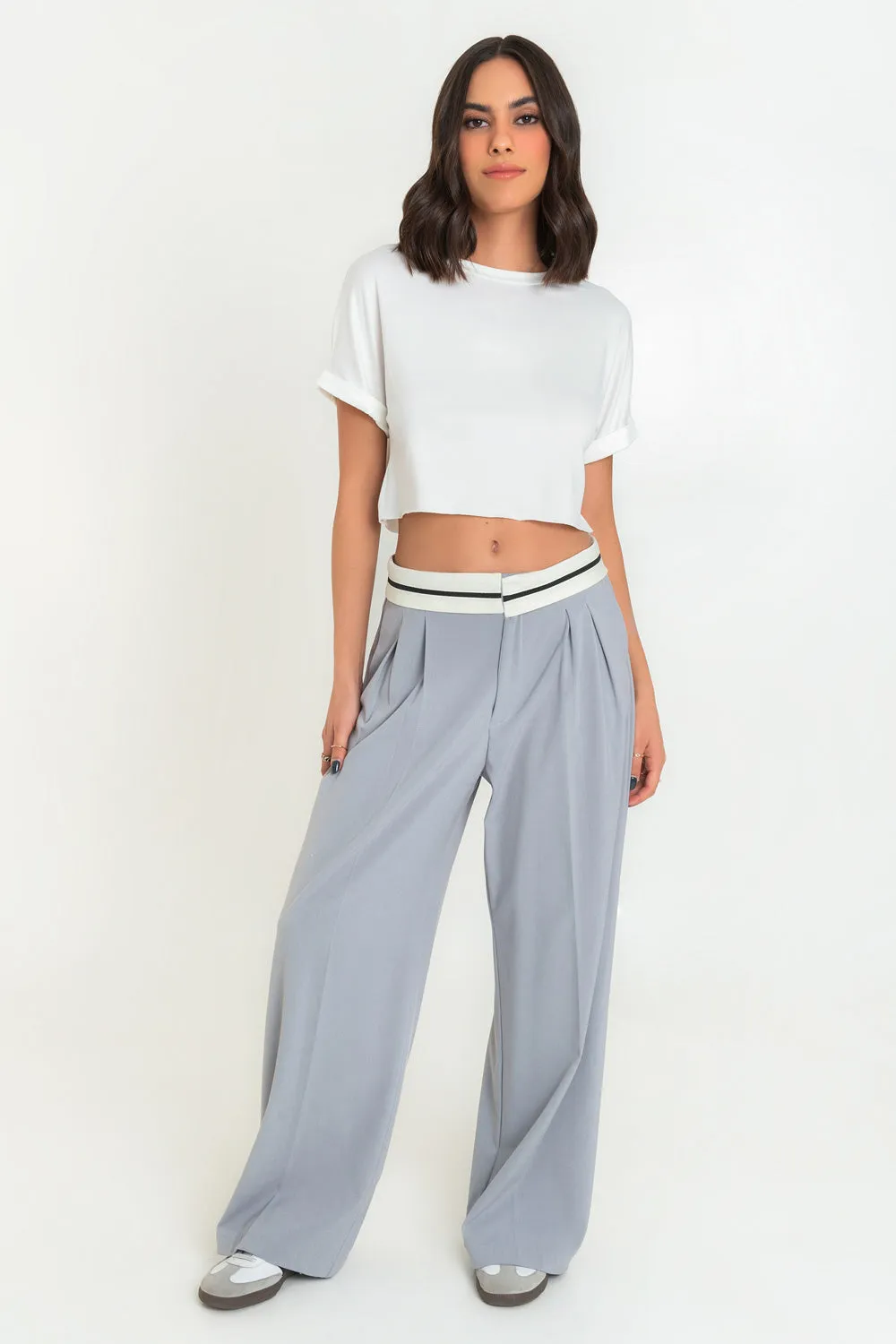 Pantalón wide leg detalle cintura en contraste