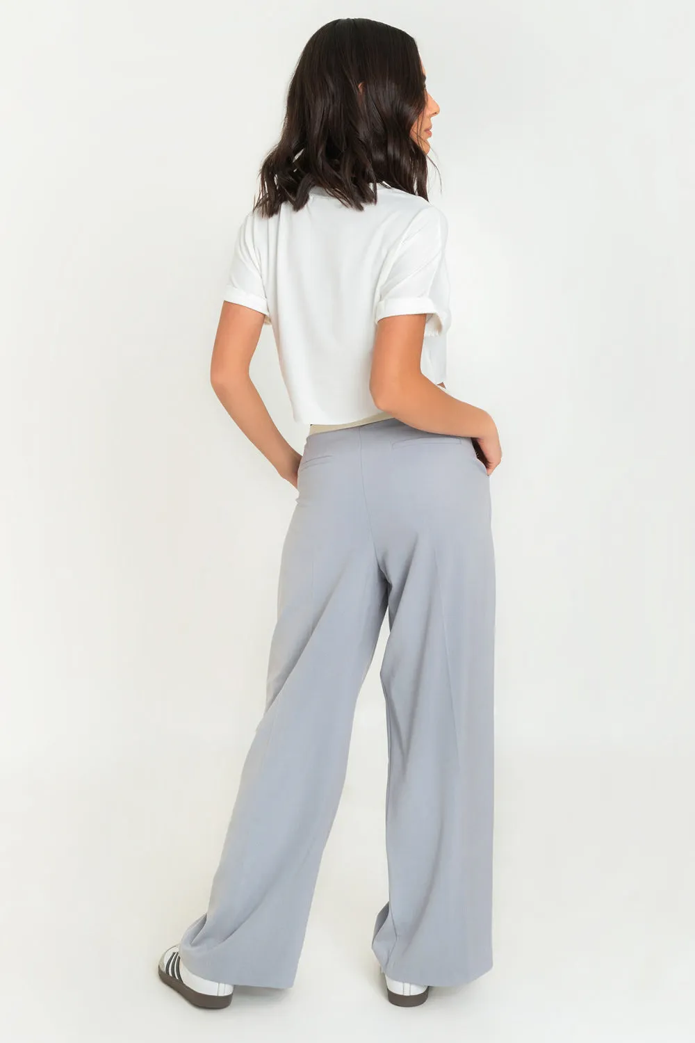 Pantalón wide leg detalle cintura en contraste
