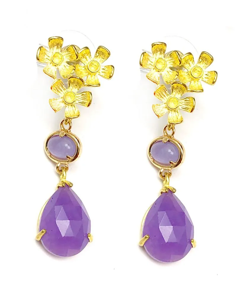 Pendientes morados y dorados con flores pequeñas.
