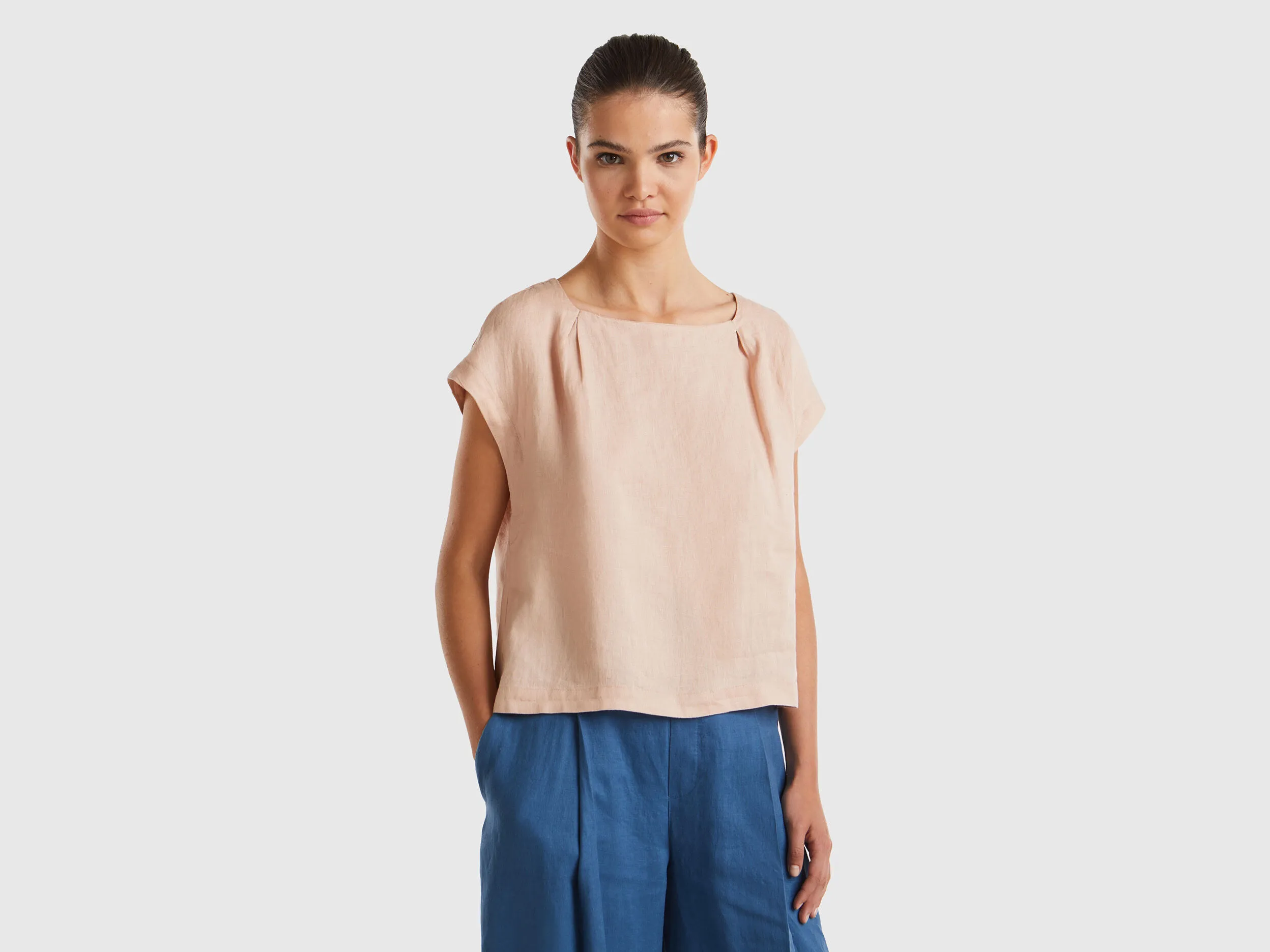 Pure linen blouse with square neckline.