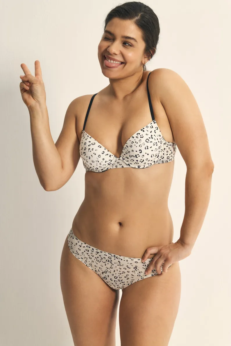 Push up bra and seamless thong set made from recycled fabric.