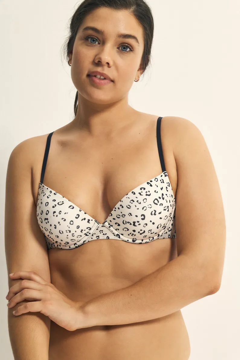 Push up bra and seamless thong set made from recycled fabric.