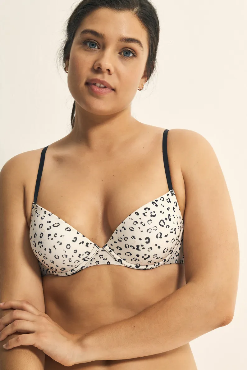 Push up bra and seamless thong set made from recycled fabric.
