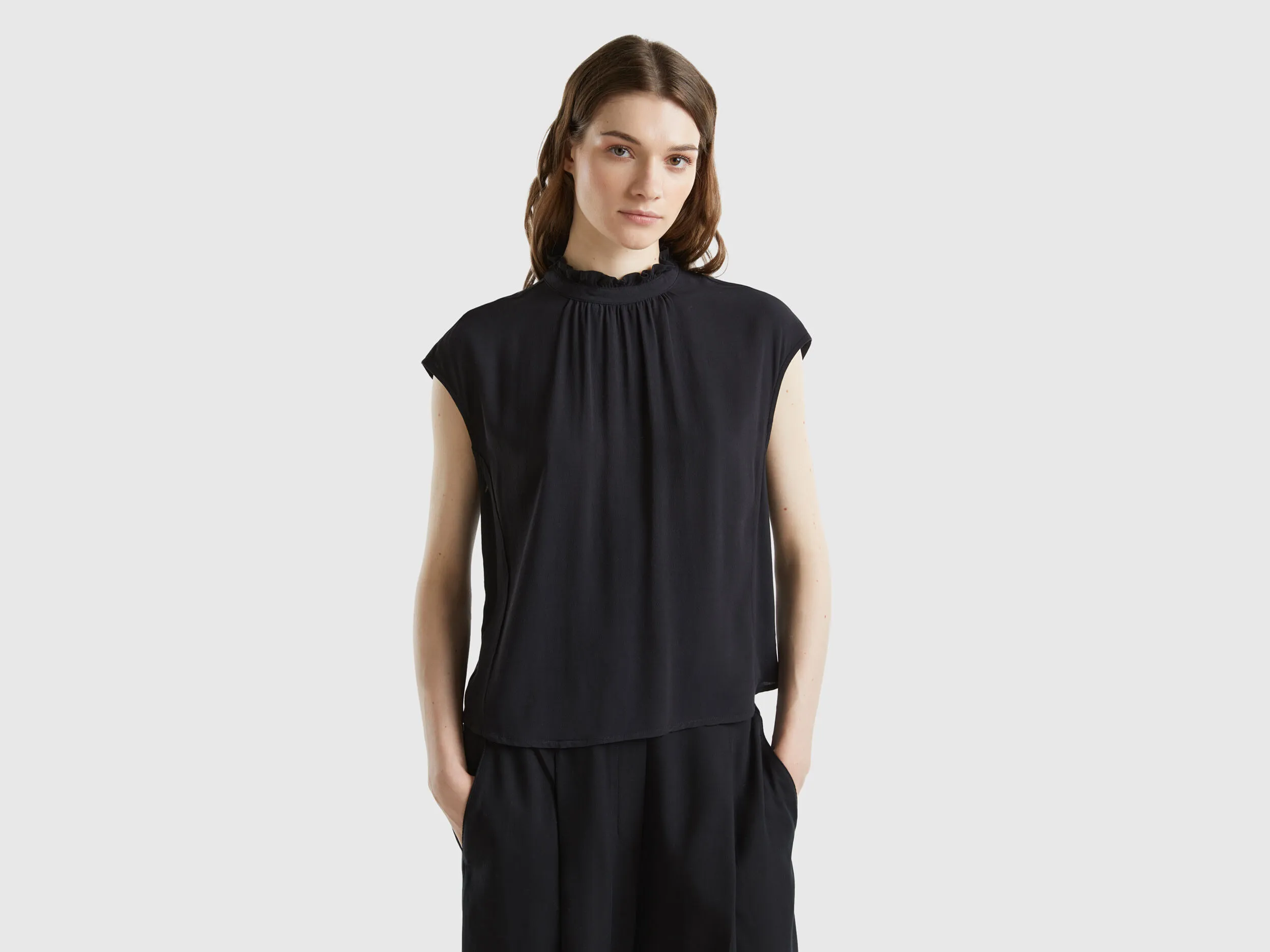 Ruffled collar blouse.
