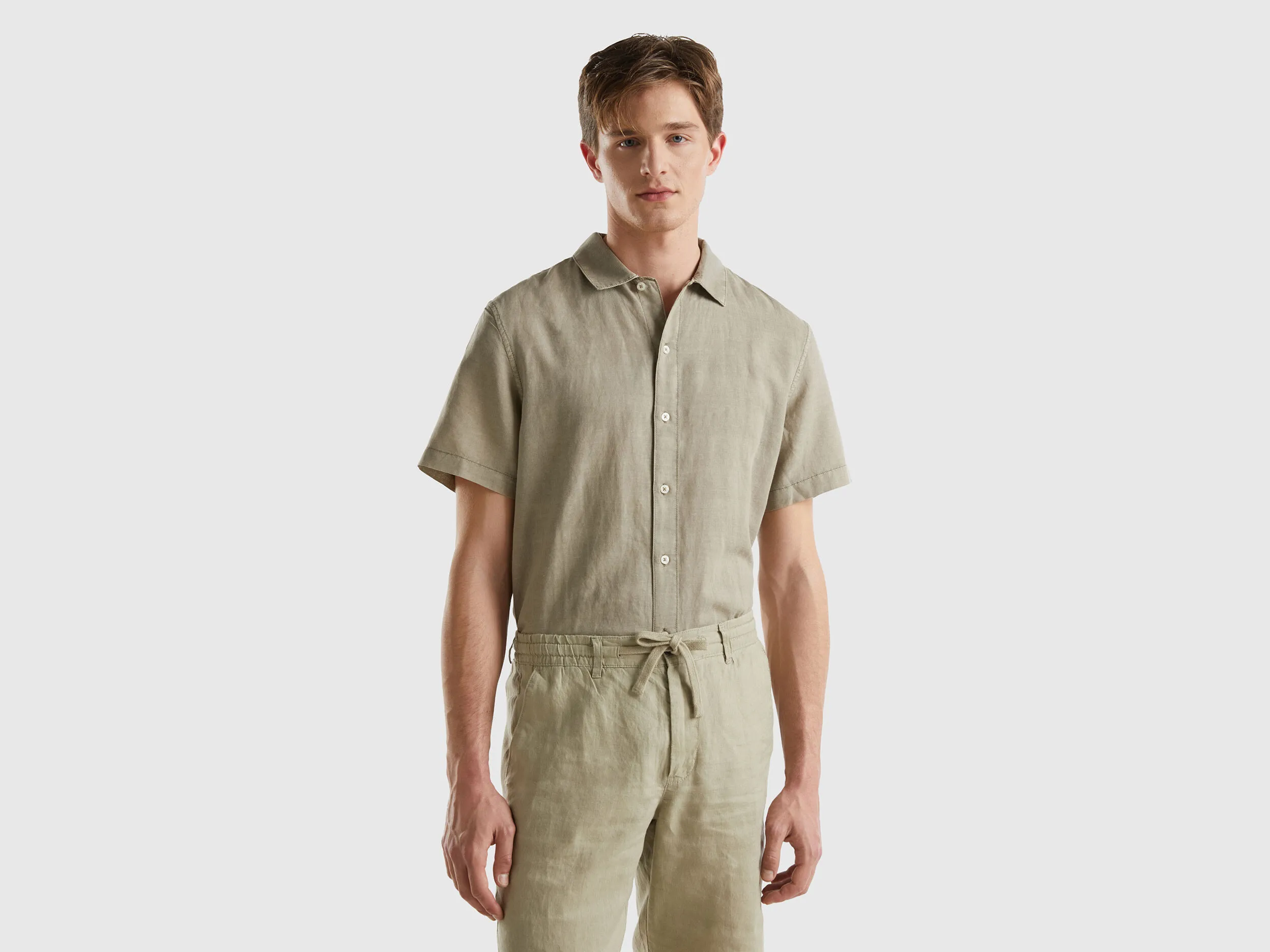 SHORTSLEEVED LINEN BLEND SHIRT.