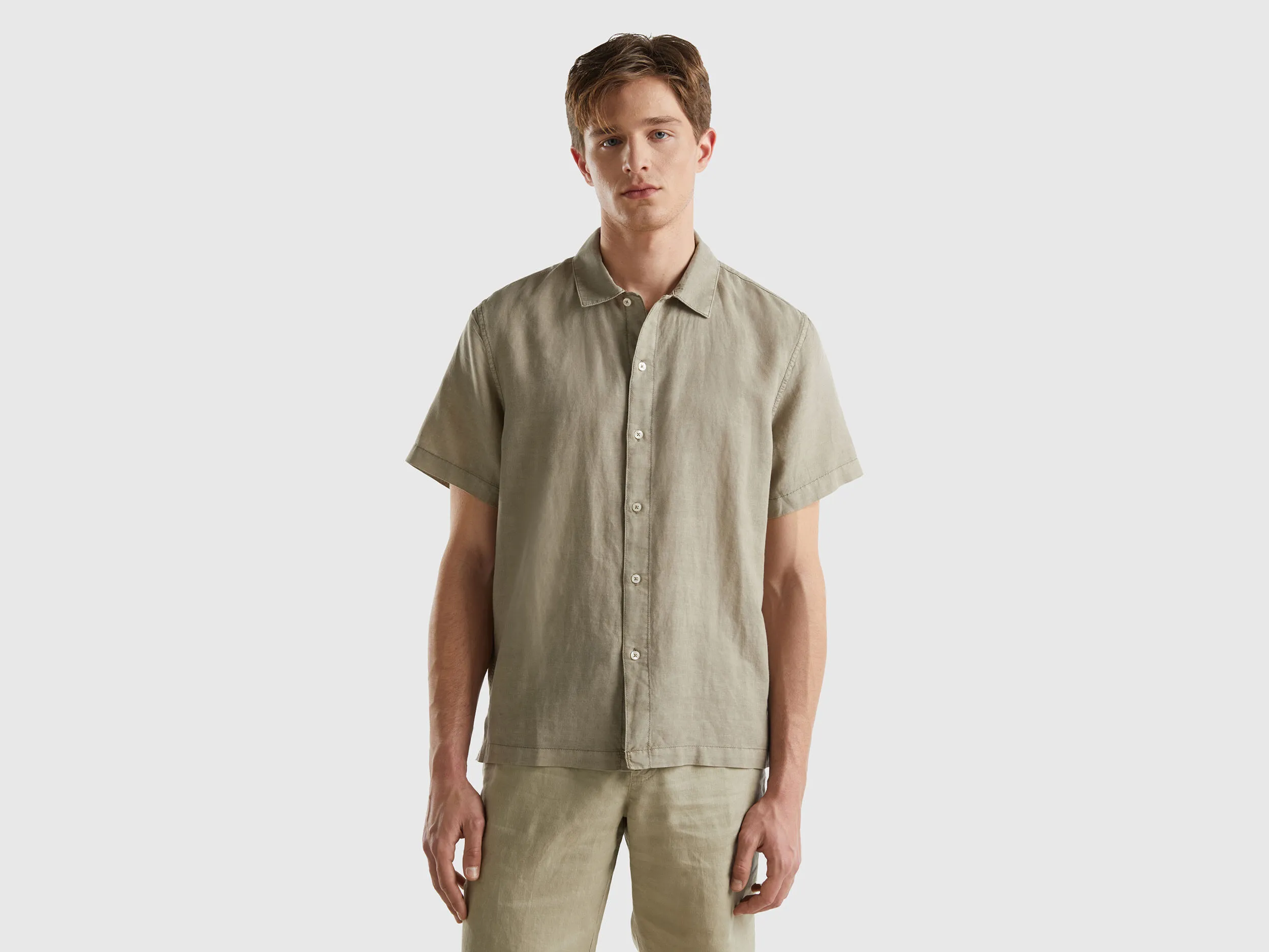 SHORTSLEEVED LINEN BLEND SHIRT.