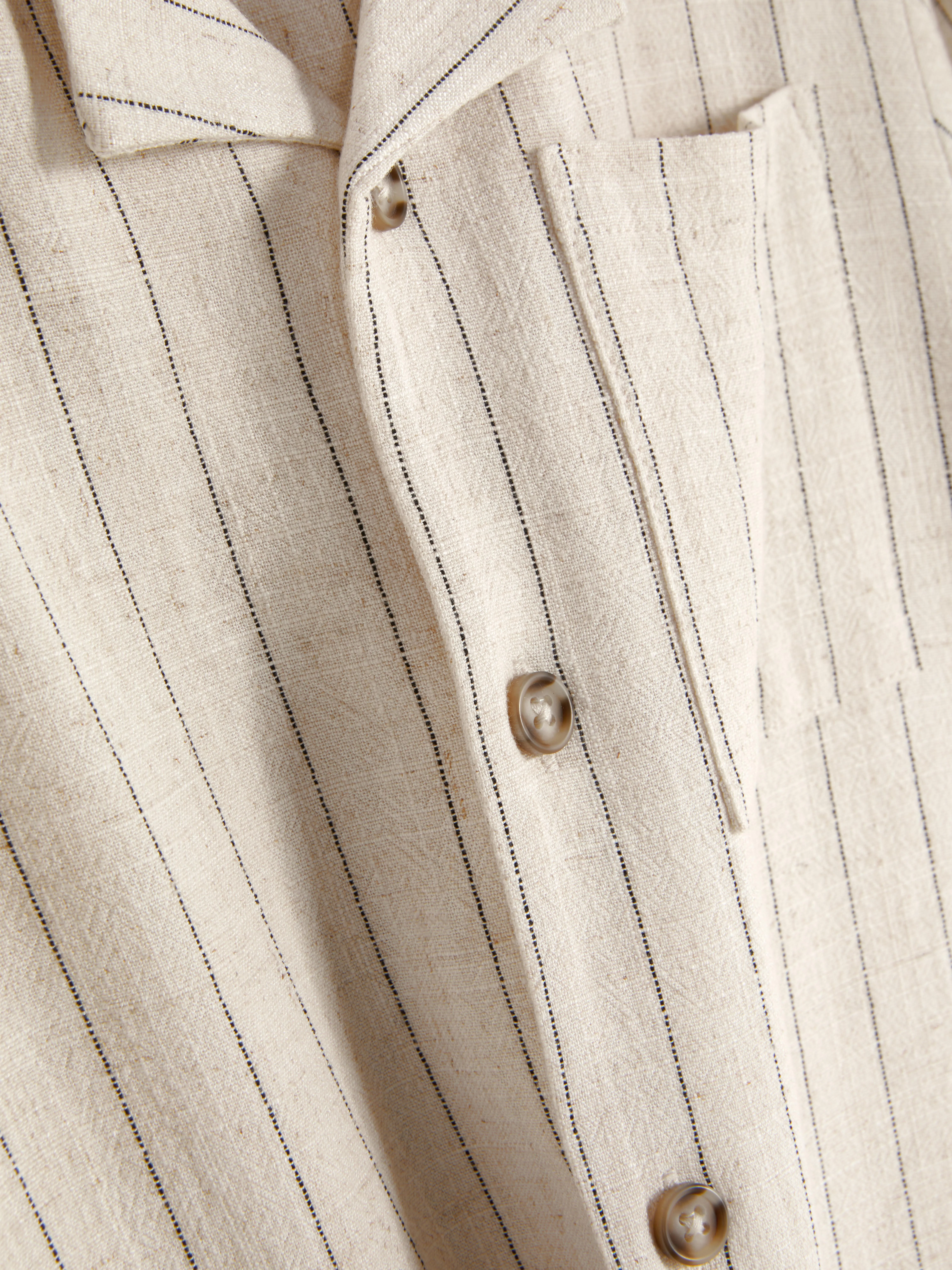 SHORTSLEEVED STRIPED SHIRT.